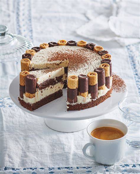 Eierlikör-Schoko-Mascarpone-Torte mit Schokoröllchen