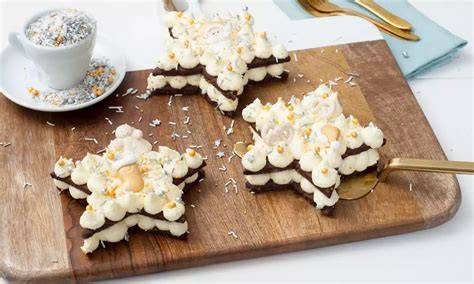 Eierlikör-Sternkuchen mit Sahnetuffs und goldenen Perlen