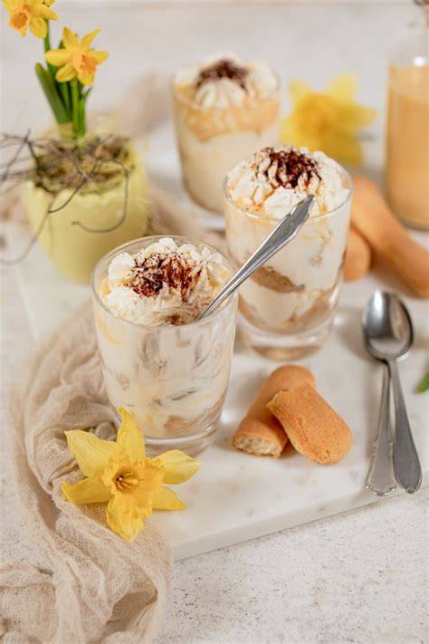 Eierlikör-Tiramisu im Glas mit Kakaopulver
