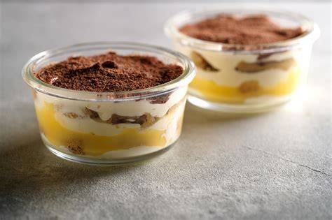 Eierlikör-Tiramisu im Glas mit Kakaopulver bestäubt