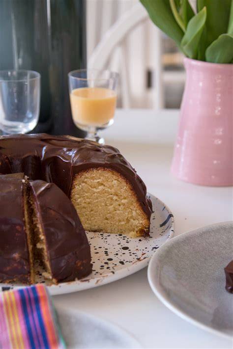Eierlikörkuchen im Anschnitt mit Schokoladenglasur