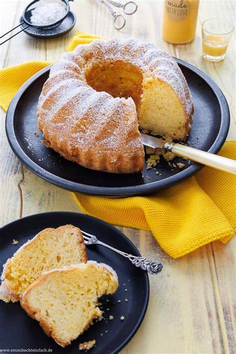 Eierlikörkuchen mit Puderzucker auf Kaffeetafel