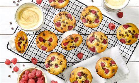 Eierlikörpralinen mit Himbeeren auf einem Kuchengitter