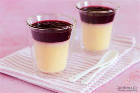 Eierlikörpudding im Glas mit Frischhaltefolie abgedeckt