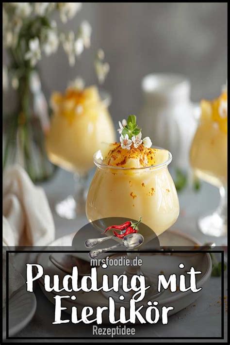 Eierlikörpudding mit Schokoladenzickzackmuster verziert