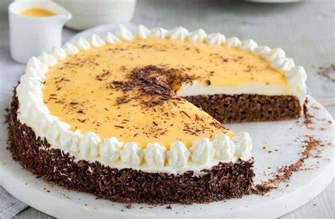Eierlikörtorte im Anschnitt und Serviervorschlag