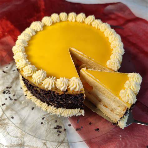 Eierlikörtorte mit Pudding - festlich dekoriert