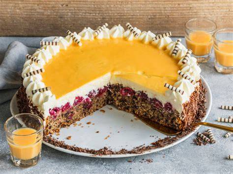 Eierlikörtorte mit Sahne und Eierlikorguss
