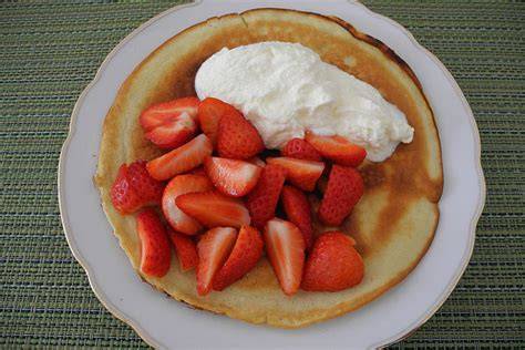 Eierpfannkuchen mit Xylit und Erdbeeren dekoriert