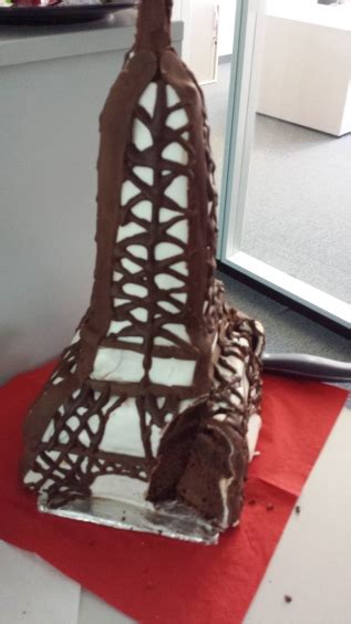 Eiffelturm-Torte mit weißem Fondant eingekleidet