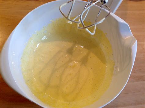 Eigelbe und Zucker während des Schaumigschlagens, verschiedene Konsistenzstufen