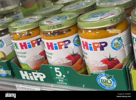 Eigenmarken Gläser im Supermarktregal