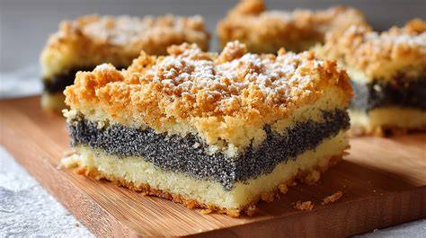 Ein Blech mit verschiedenen Mohn-Obst-Kuchen-Varianten, im Querschnitt serviert