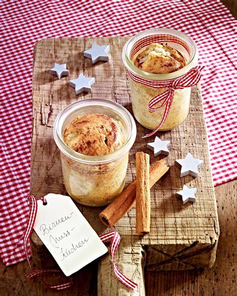 Ein Glas Bratapfel-Marzipan-Aufstrich, dekoriert mit Weihnachtssternen und Tannenzweig