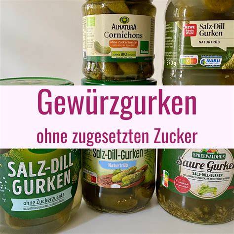 Ein Glas Gewürzgurken ohne Zucker auf einem Holztisch