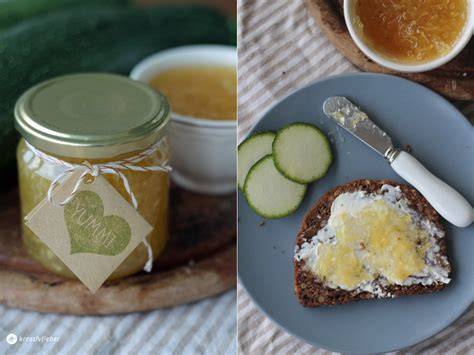 Ein Glas Zucchini Ingwer Marmelade mit frischem Brot und Käse