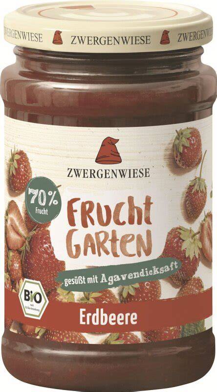Ein Glas Zwergenwiese Bio Fruchtaufstrich Erdbeere auf einem Frühstückstisch
