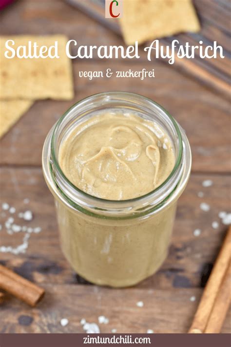 Ein Glas hausgemachtes Salted Caramel auf rustikalem Tisch