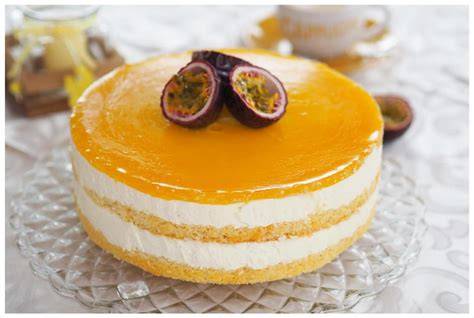 Ein Stück Maracuja Torte auf dem Kuchenteller im Sonnenschein