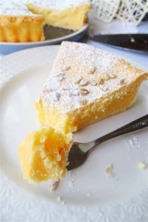 Ein Stück Marzipan-Apfelkuchen auf dem Teller