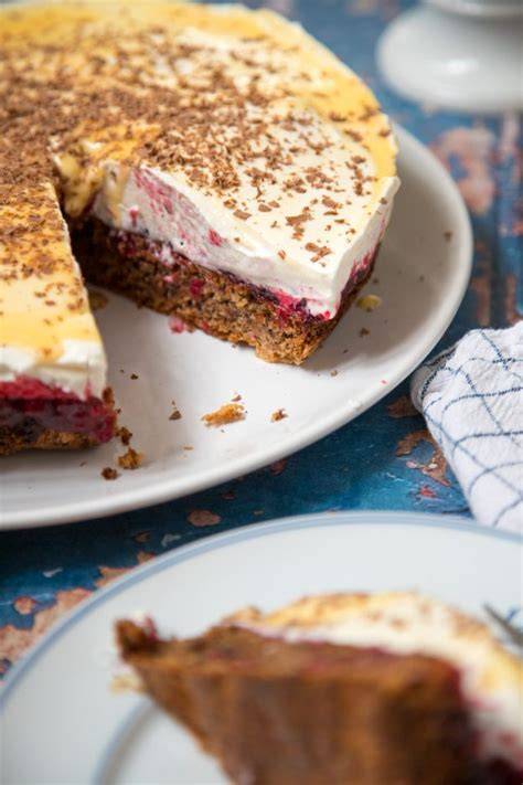 Ein Stück Mohn Preiselbeer Eierlikör Torte auf dem Kuchenteller