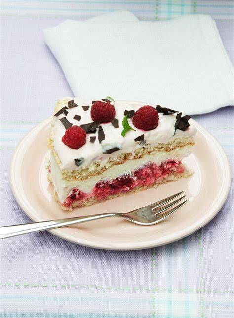 Ein Stück Pischinger Torte mit Deko