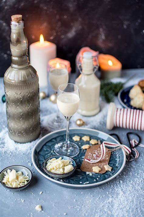 Ein Stück weiße Schokolade mit Vanilleschote