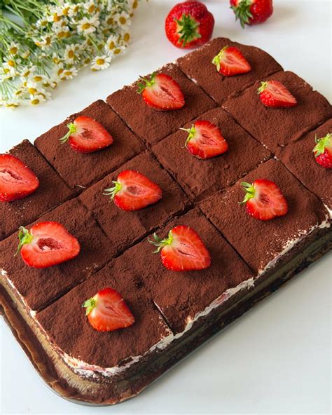 Ein frisch gebackener Schoko-Mürbeteig in einer Tarteform, dekoriert mit Erdbeeren