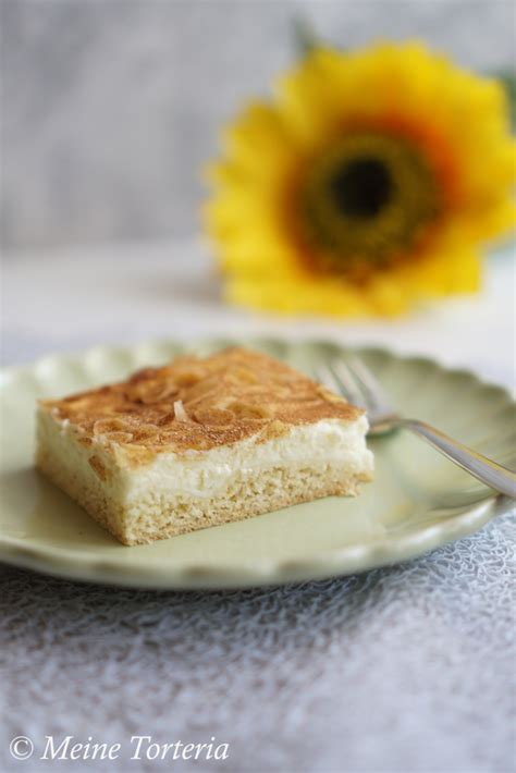 Ein ganzes Blech mit cremigem Quarkkuchen, angeschnitten in Stücke