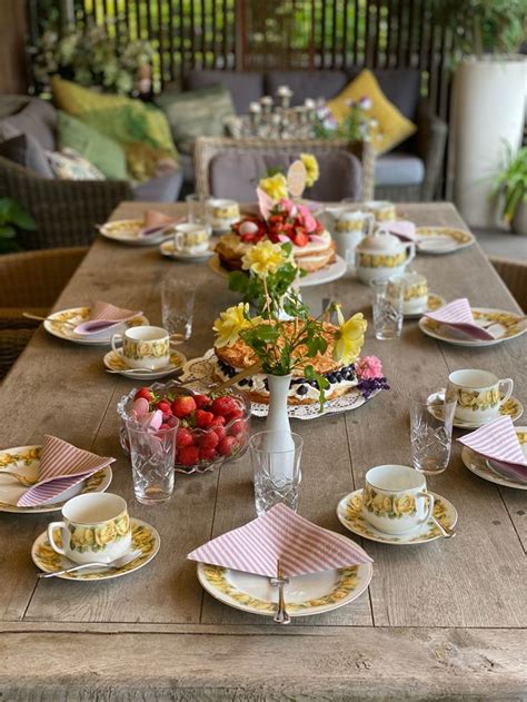 Ein gedeckter Kaffeetisch mit handgemachten Pralinen, festlich und einladend