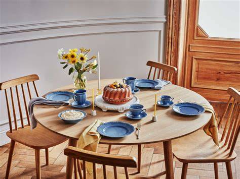 Ein gedeckter Tisch mit Trauben-Schmand-Kuchen und Kaffee