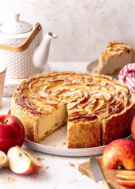 Ein leckerer Apfel Eierlikör Käsekuchen, angeschnitten auf einer Kaffeetafel