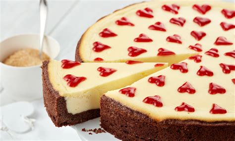 Ein saftiger Käsekuchen mit Schokoboden und Beeren dekoriert