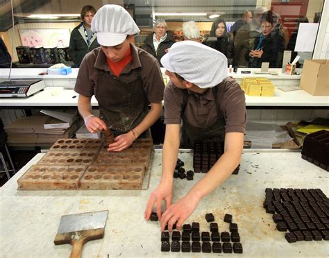 Einblick in die Manufaktur: Chocolatiers bei der Arbeit