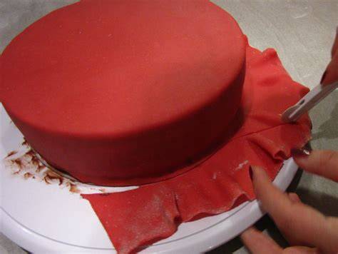 Eindecken einer Torte mit angewirktem, gefärbtem Marzipan