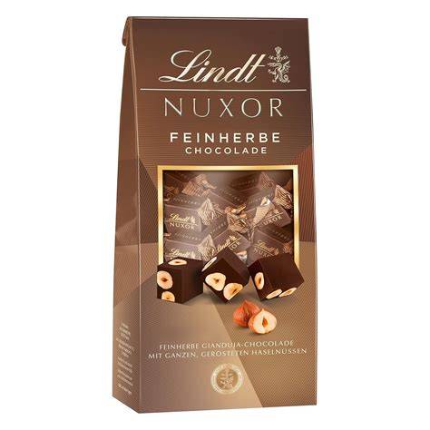 Eine Nahaufnahme von Lindt Nuxor Beutel Schokolade mit gerösteten Haselnüssen