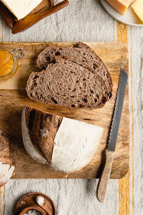 Eine Schale aufgeschlagene Karamell-Miso-Butter mit gebrochenem Brot