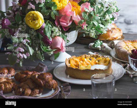 Eine festliche Tafel mit Kuchen in Fischform