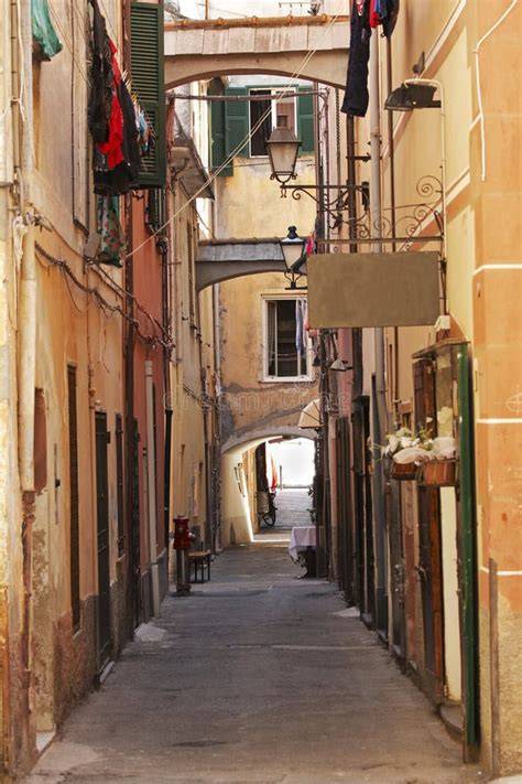 Eine typische italienische Gelateria in einer malerischen Gasse