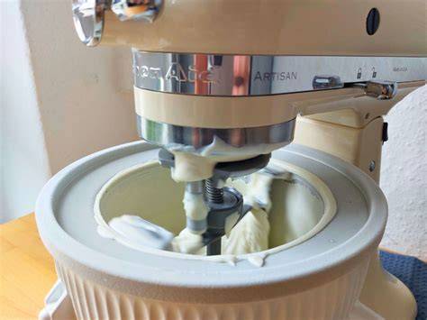 Einfüllen der Eismasse bei laufender KitchenAid