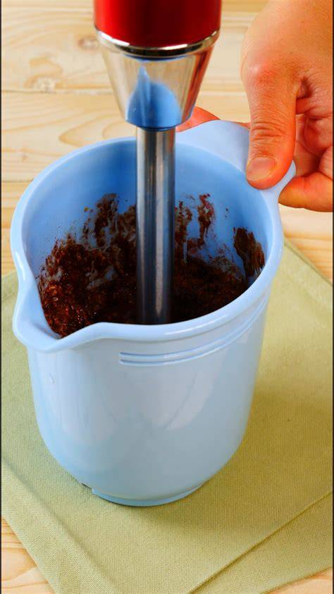 Einfüllen der fertigen Schokocreme in Gläser für Brunch oder als Geschenkidee