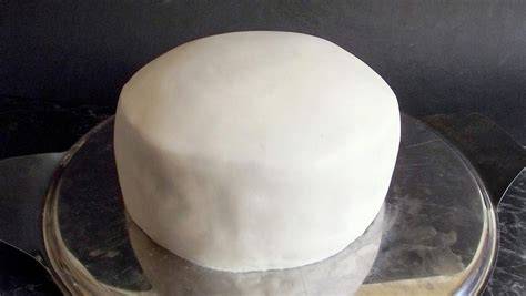 Einfache Anleitung für Fondant-Torten