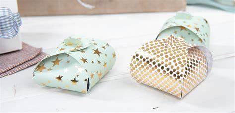 Einfache Geschenkverpackung für Pralinen: Schachtel, Bändchen, Etikett
