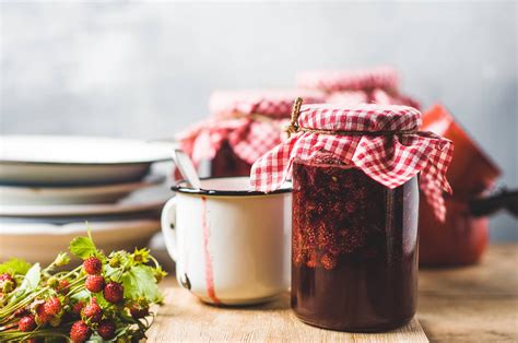Einfache Marmeladen-Anleitung mit Zutaten und Gläsern