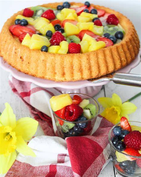 Einfache Obst-Einhornkuchen-Variante: Obstboden, Puddingcreme, Einhorn-Umriss