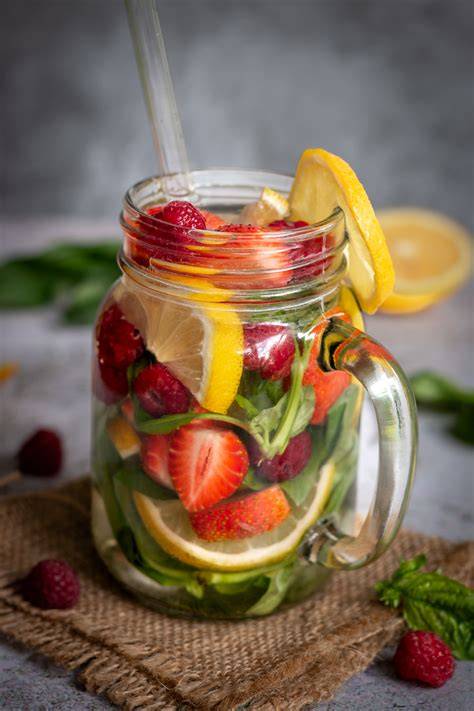 Einfache Rezepte: „Infused Water“ mit Zitrone, Beeren, Kräutern