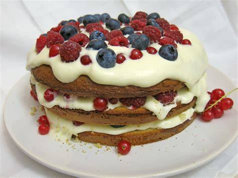 Einfache Schichttorte mit Sahne und Beeren