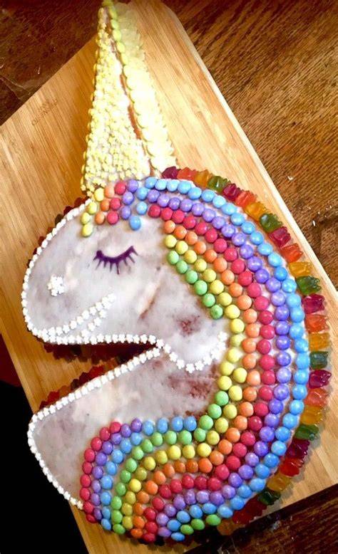 Einfacher Einhornkuchen mit Schokolinsen-Mähne