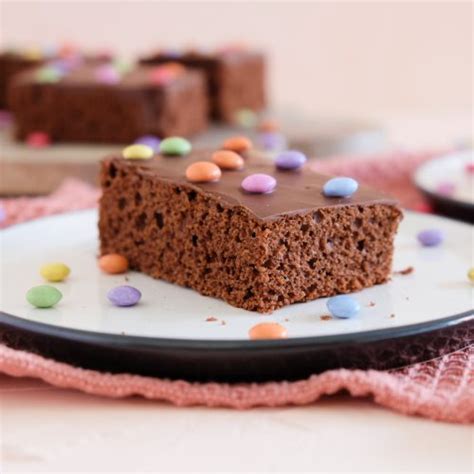Einfacher Schoko-Smarties-Kuchen - Kuchen mit bunten Smarties auf Schokoladenguss