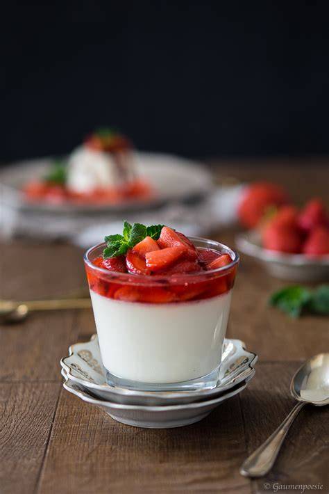 Einfaches Panna Cotta mit Erdbeeren